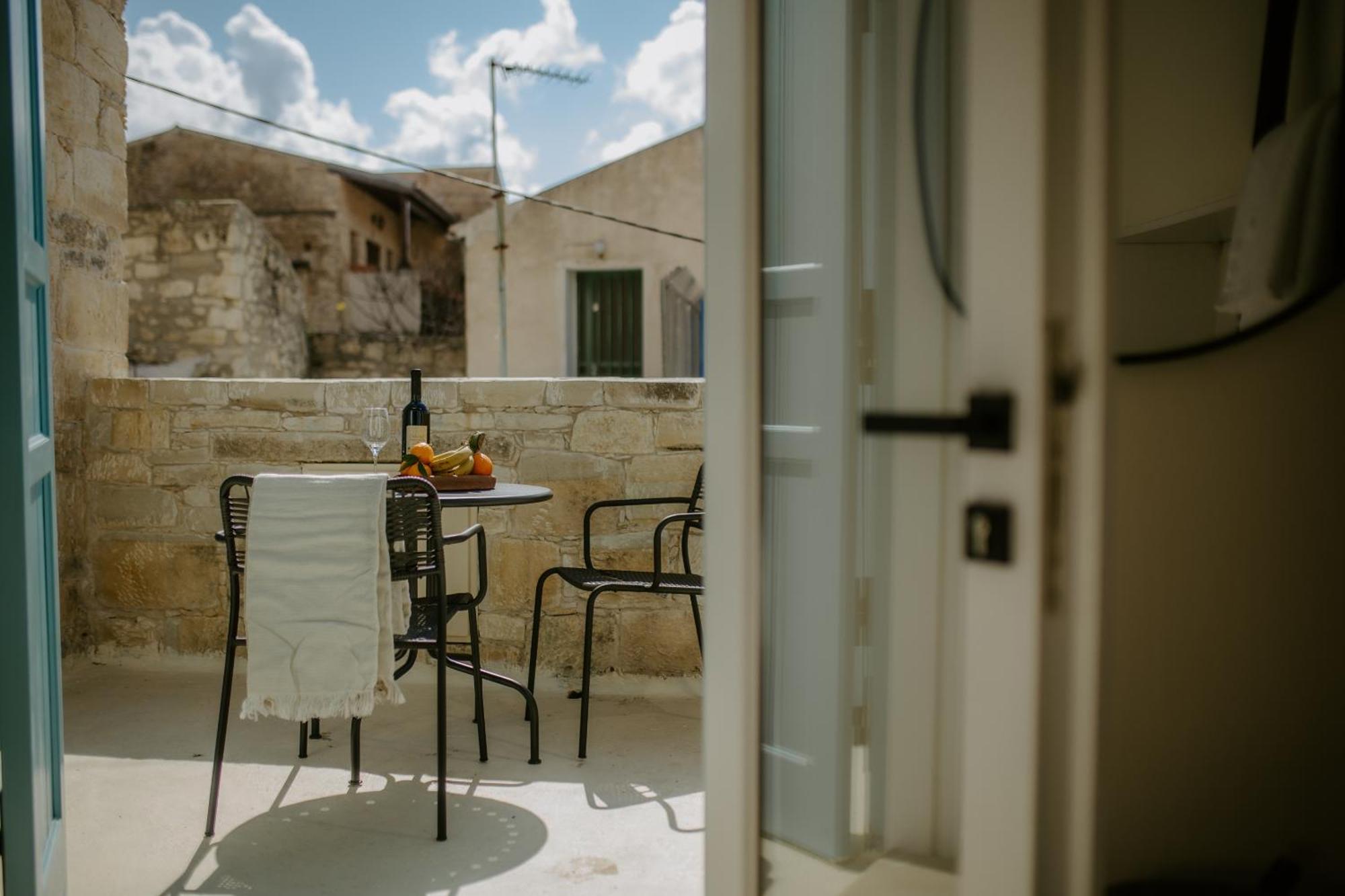 Smaragda'S Guest Rooms Limassol Exterior foto